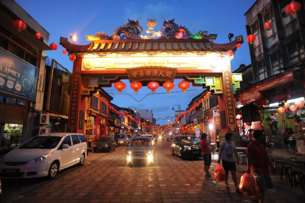Chinatown Kuala Terengganu - kawasan bersejarah dengan mural dan kedai tradisional berhampiran homestay Terengganu