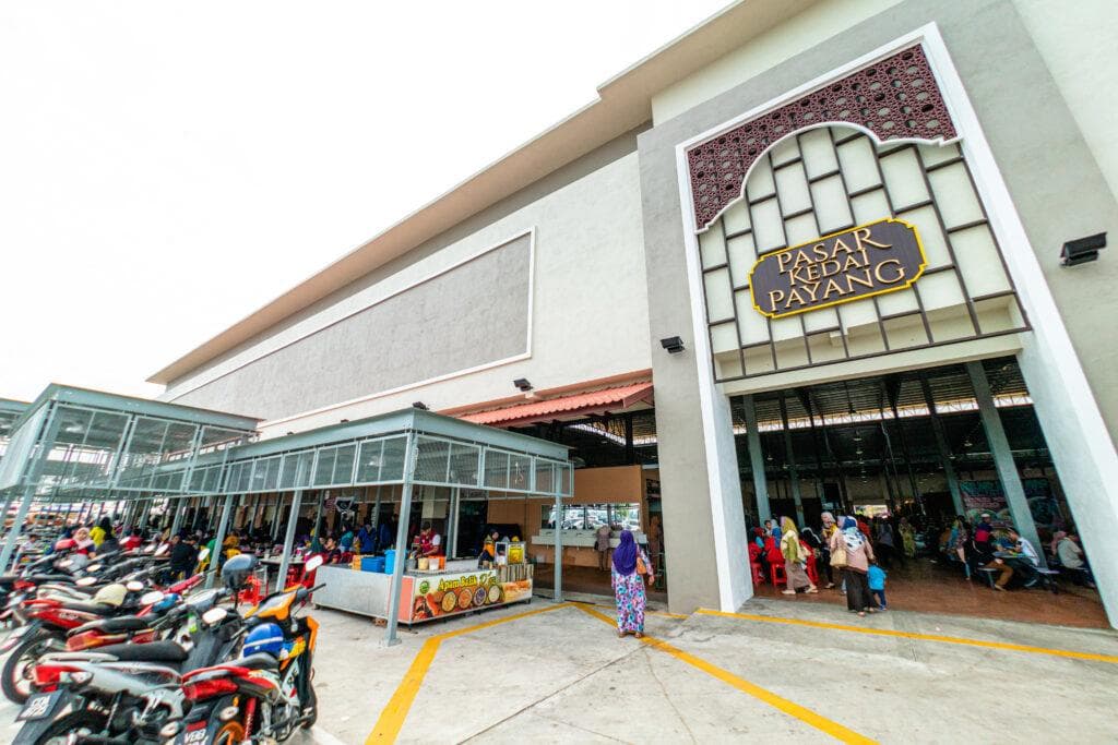 Pasar Payang Kuala Terengganu - pasar ikonik untuk membeli-belah batik, songket dan produk tempatan berhampiran homestay Terengganu