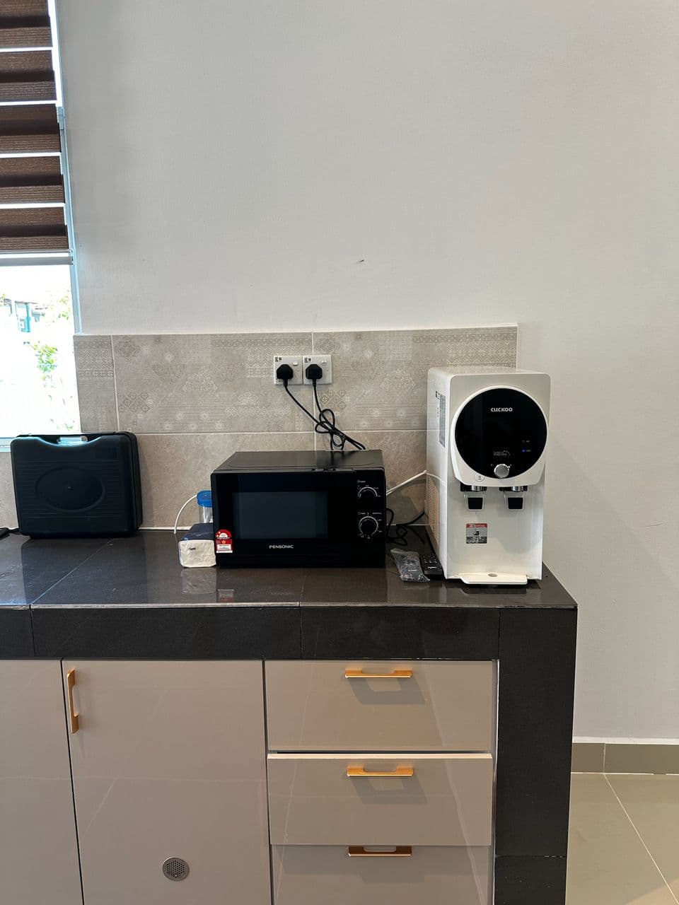 Dapur lengkap dengan peralatan memasak moden dan kabinet besar di homestay The KP Home Terengganu