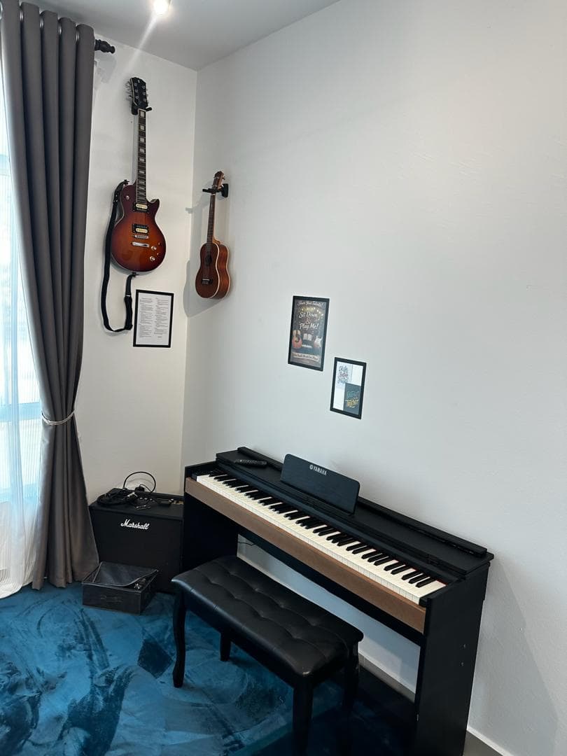 Ruang santai muzikal yang nyaman dengan pemandangan taman permainan di homestay mewah Terengganu