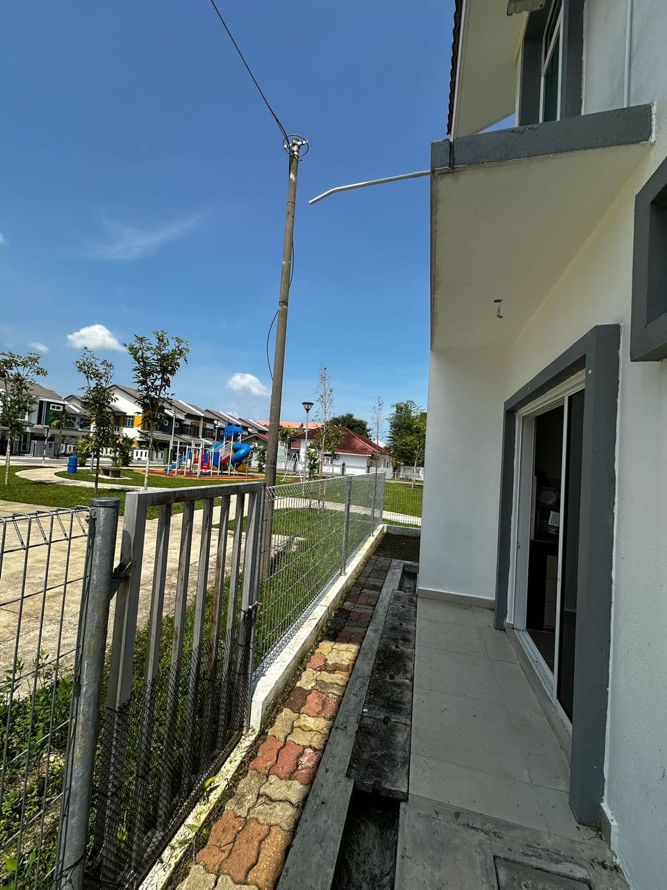 Pemandangan taman permainan yang menawan di sekeliling homestay