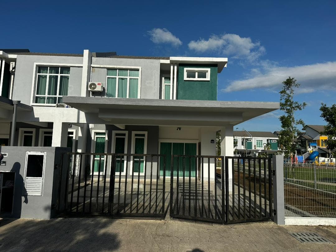 Area parking yang luas untuk 2 kereta di homestay The KP Home Kuala Terengganu